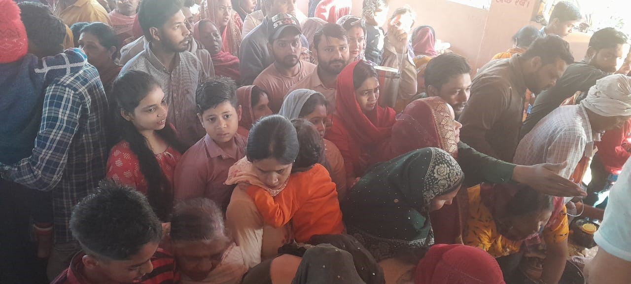 Fair was organized at Sheetla Mata Mandir, large number of women and devotees offered prasad, bowed their heads and prayed
