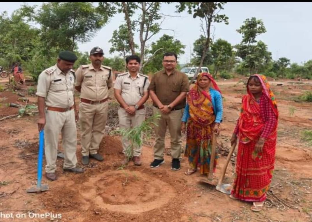 In a series, plantation program was successfully organized in various forest ranges of Damoh Forest Division under "Ek Ped Maa Ke Naam"