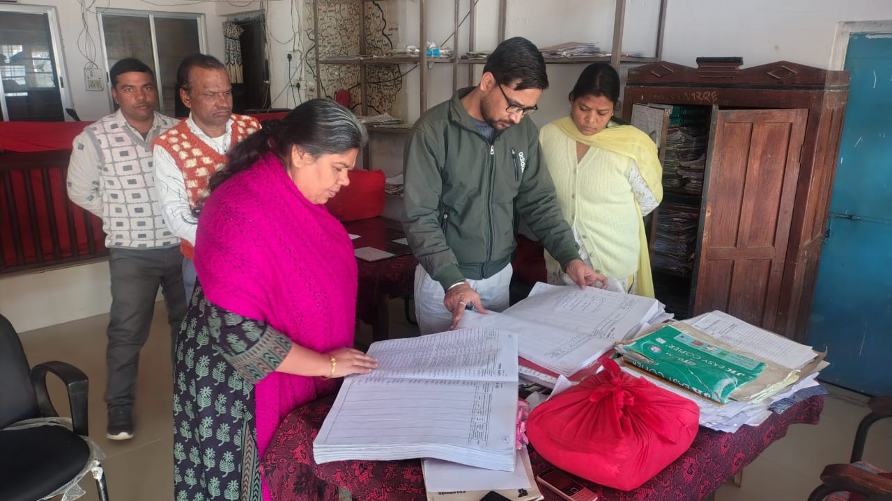 Surprise inspection: Commissioner felt the pulse of Jaisinghnagar Tehsil