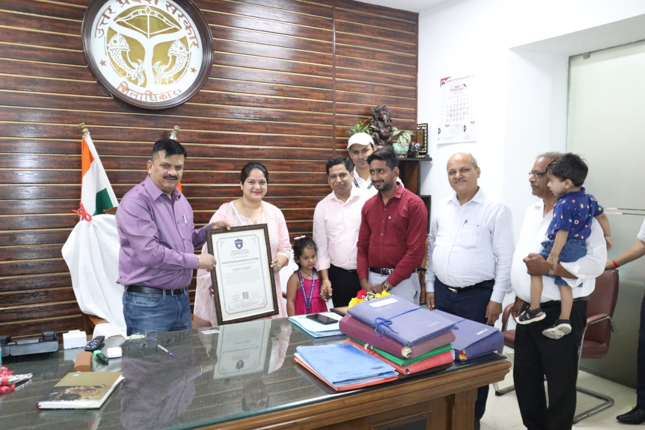 District Magistrate honored Swasti Singhal, a four-year-old girl who has the talent of writing with both hands