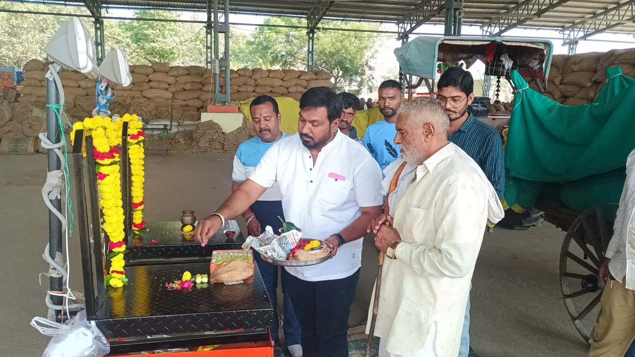 The buying spree started with the worship of the weighing scale in the market