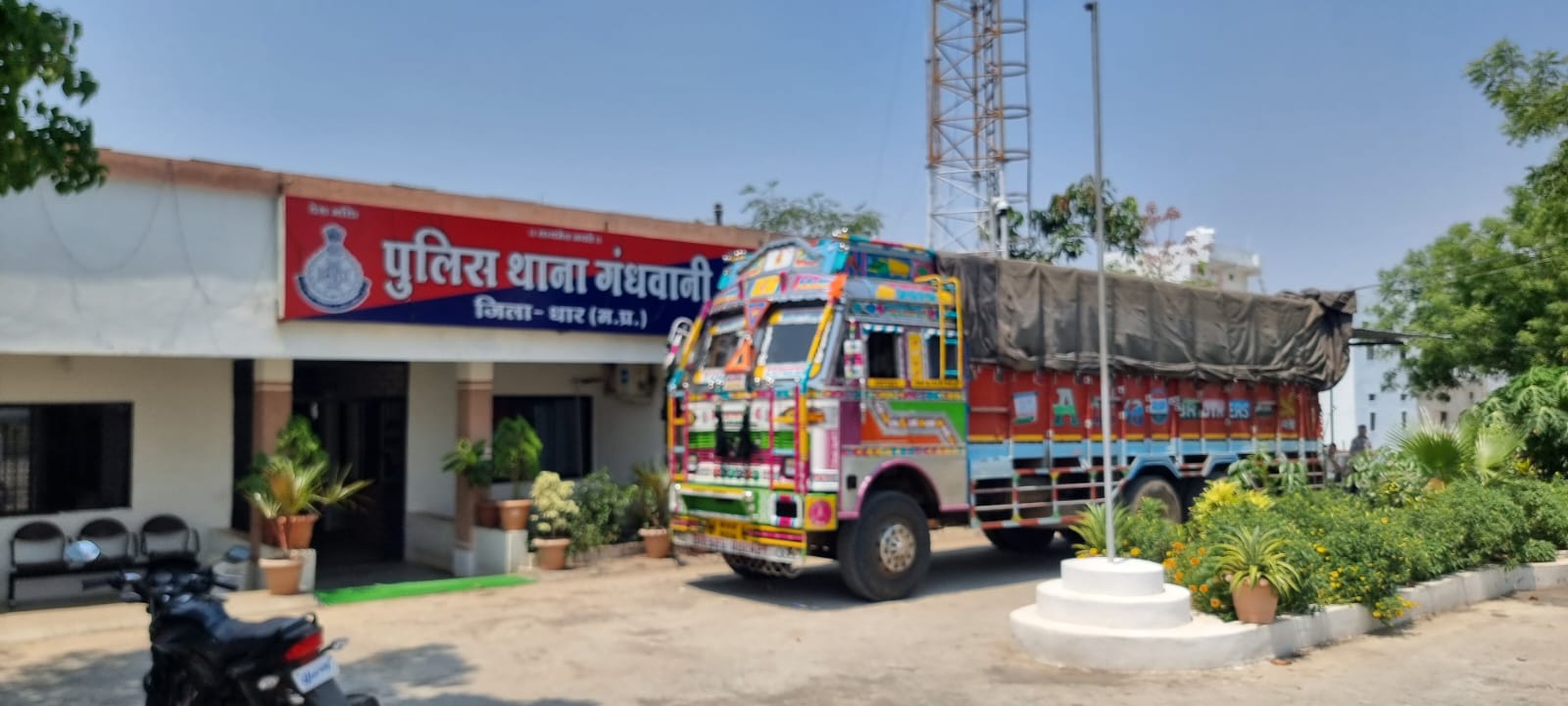 Truck full of illegal liquor caught in Gandhwani, 1008 cases of illegal liquor worth more than 36 lakh recovered