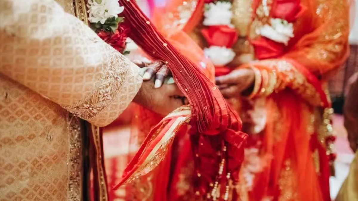 On the wedding night, the groom entered the room, the bride ran away holding her stomach