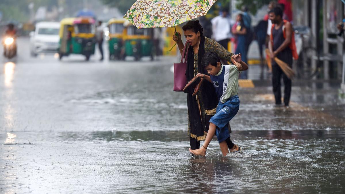 Heavy rain in Delhi-NCR causes waterlogging on roads