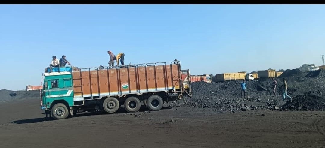 Illegal mining in Aamadaar OCP, daily wage workers are being made to do illegal work