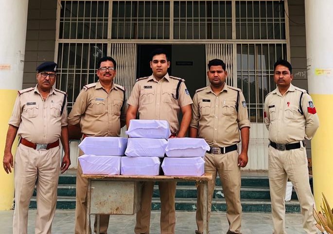 Illegal liquor sellers by police station Saleha