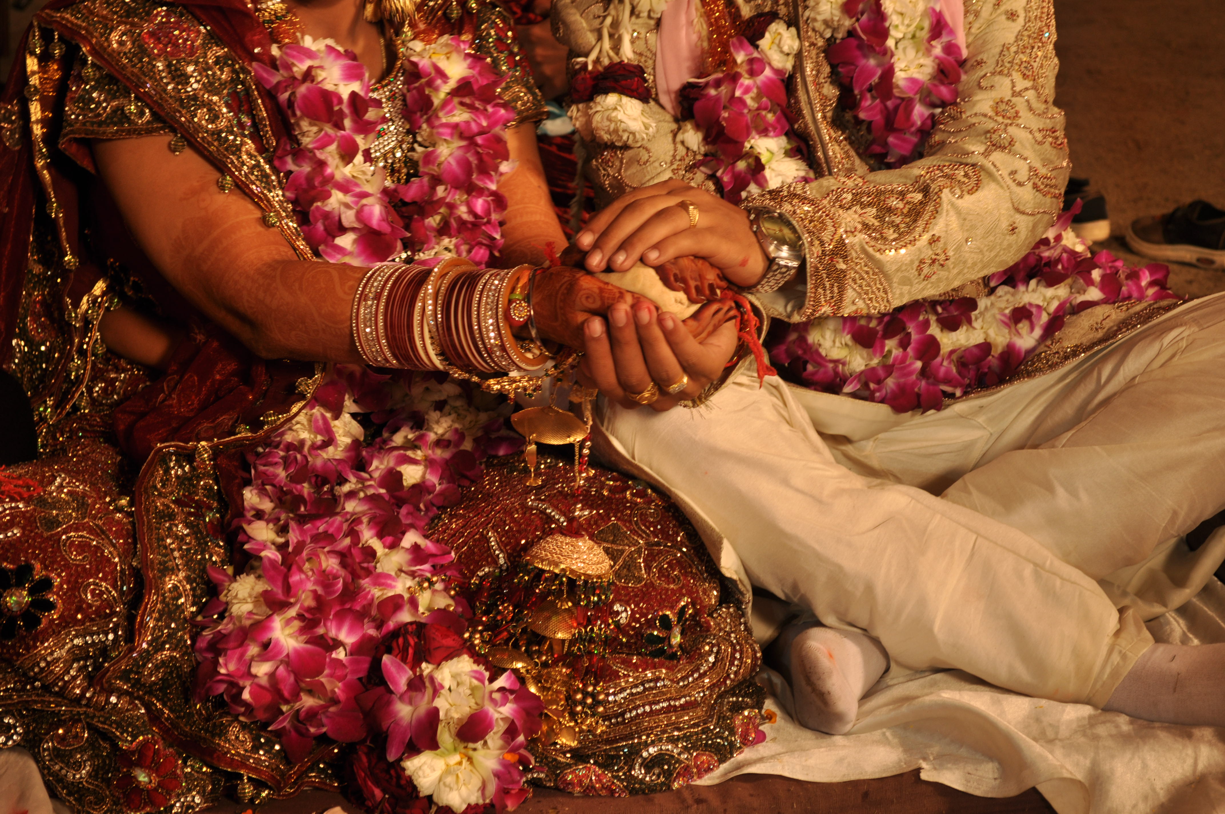 Groom's girlfriend arrived during Jaimala, there was a lot of ruckus