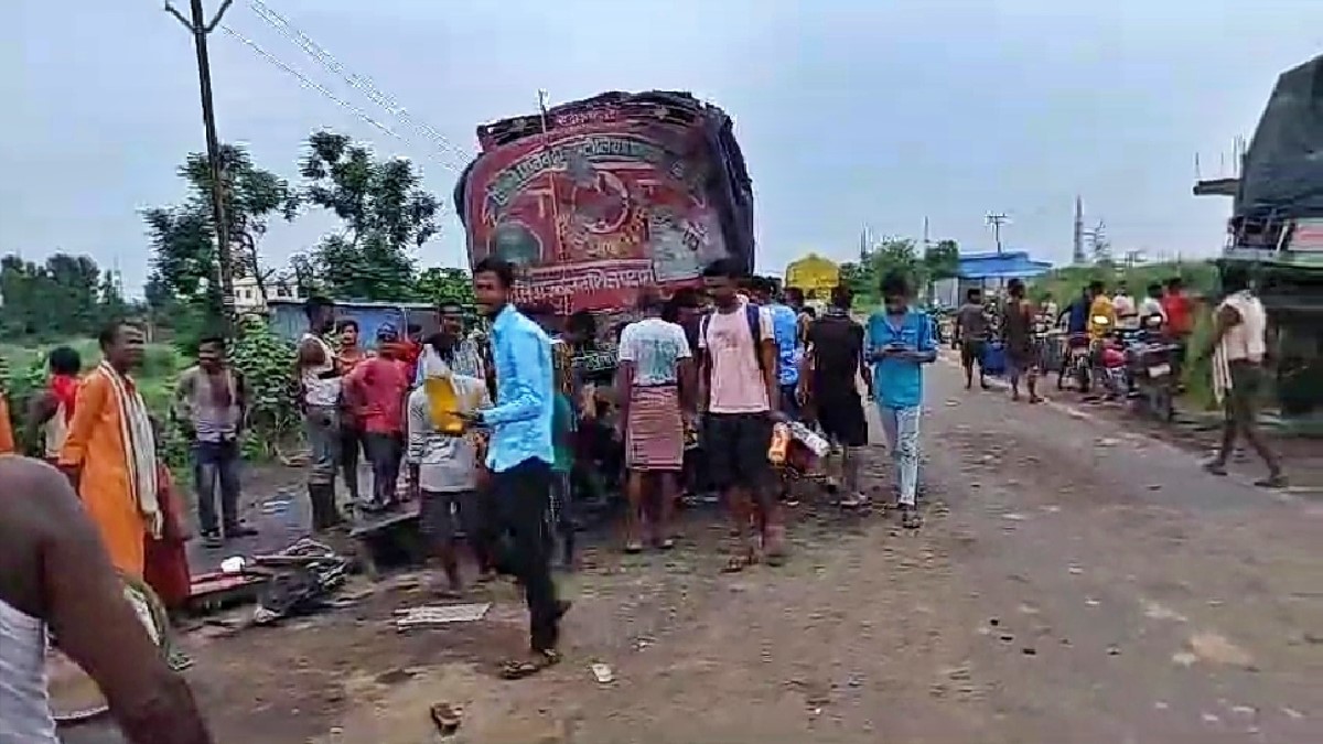 Looting started as soon as oil tanker overturned in Motihari