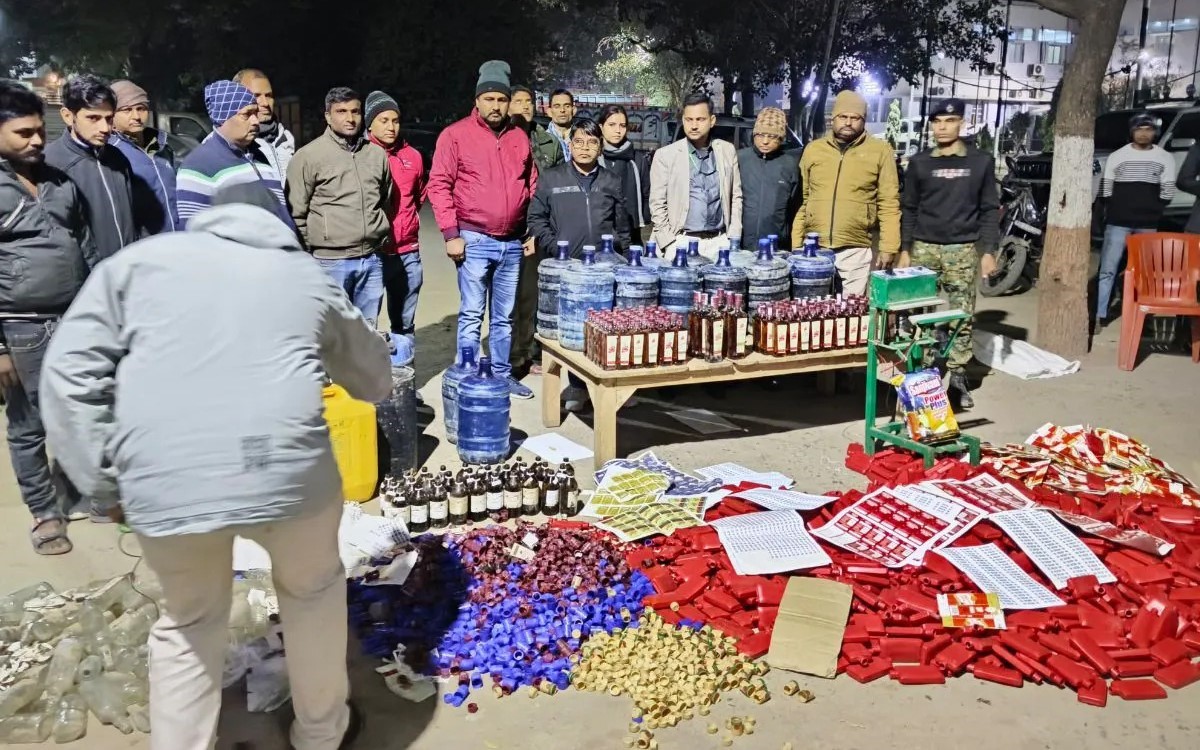 Mini factory of fake liquor busted in Vaishali's Diara