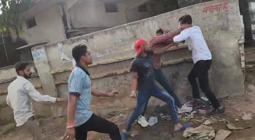 दो छात्र गुटों में जमकर चले लात घूसे
