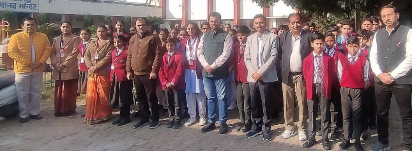 A group of students of Mont Fort School Gagalhadi reached the old age home located at Manav Mandir