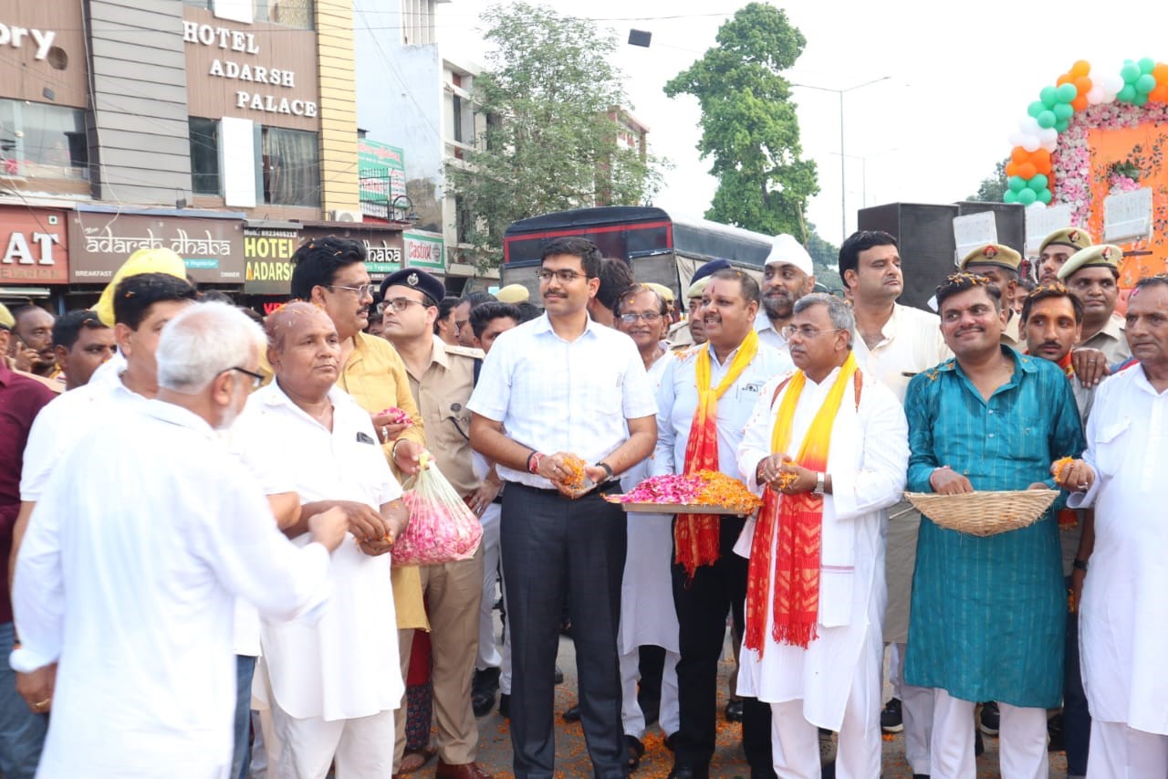 Mayor, District Magistrate, SSP and Municipal Commissioner greeted and welcomed the Kanwariyas by showering flowers on them