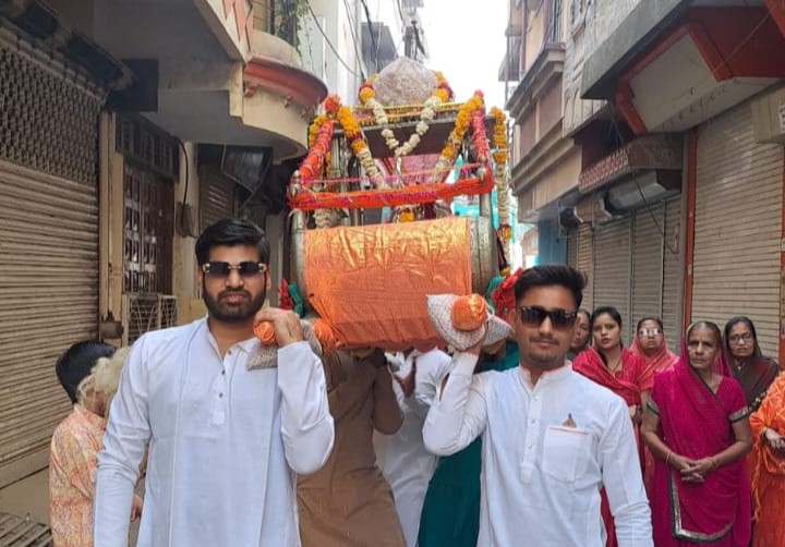 Dada Adinath set out to give darshan in a palanquin in Shajapur