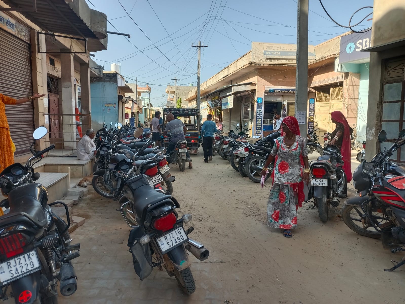 Frequent traffic jams due to haphazardly parked vehicles