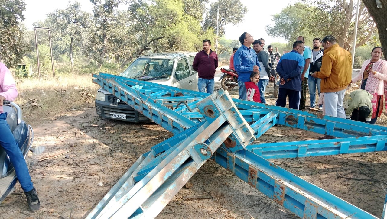 Iron pole fell from truck in Katni