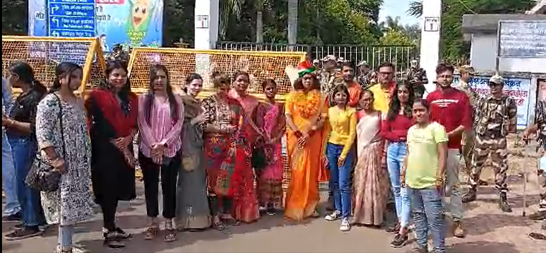The candidates gave a festive look to the nomination process, different styles were seen, the candidates had a special conversation