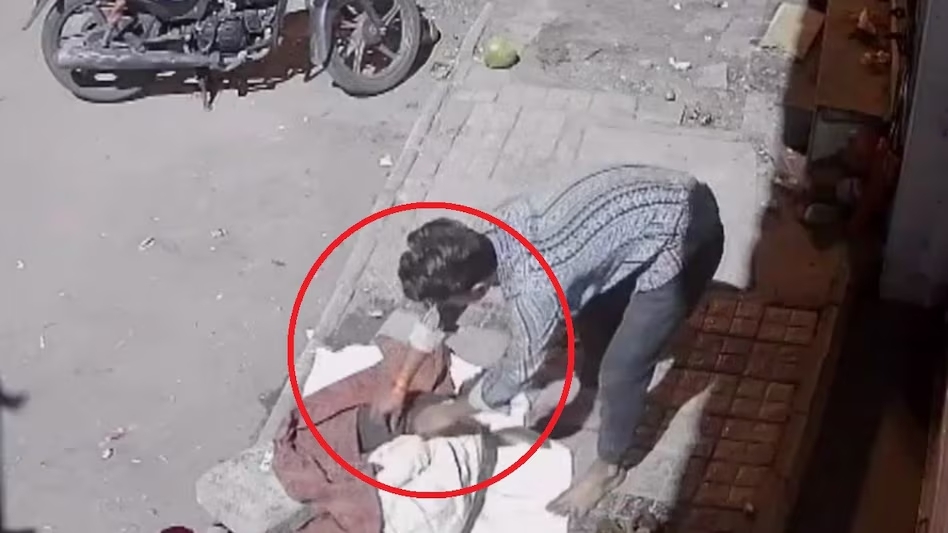 Murder by throwing stone for just 2100 rupees