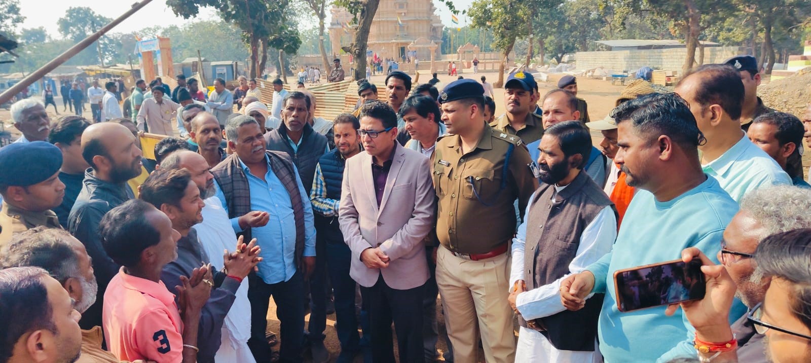 MLA, Collector and SP inspected the site of the fire that broke out in shops in Amarkantak last night