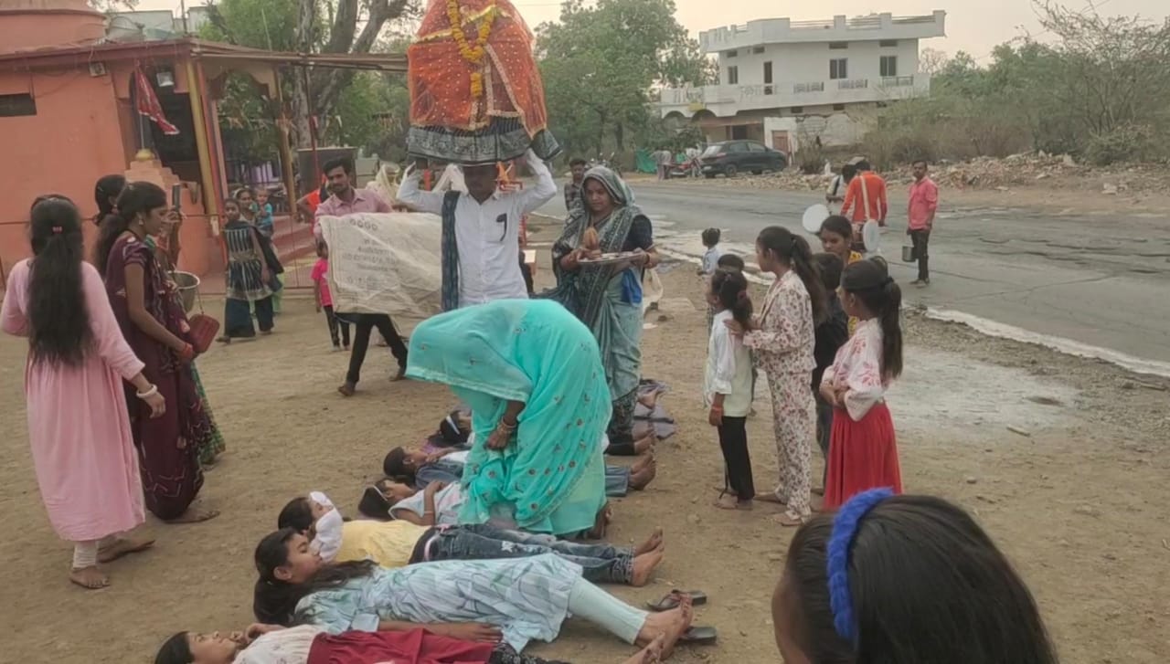 As soon as Gangaur Mata's bari opened from 4 in the morning, the tides of Mata were worshiped...