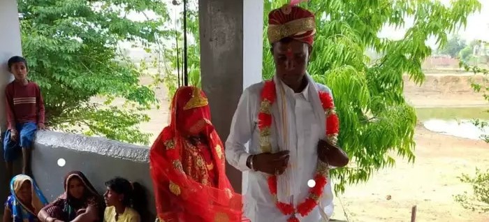 The young man came to Amarpatan from Narmadapuram to get married, before the marriage the girl extorted 1.5 lakhs from him