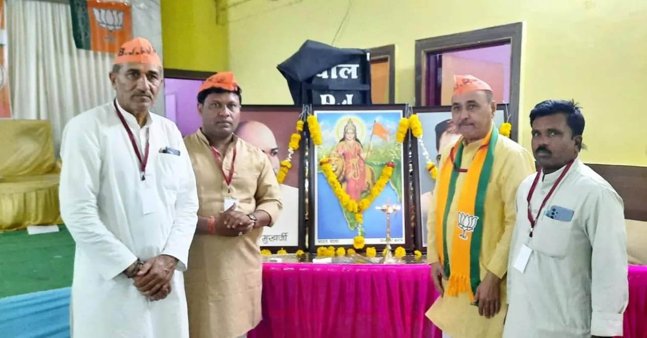 BJP workers took a pledge to win the booth, under the Booth Vijay Sankalp Abhiyan, registration of workers, sports and ideological session, harmony dinner was organized