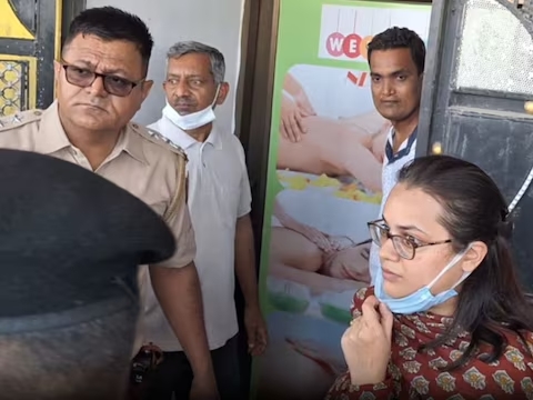 IAS Tina Dabi suddenly got the shop's door broken