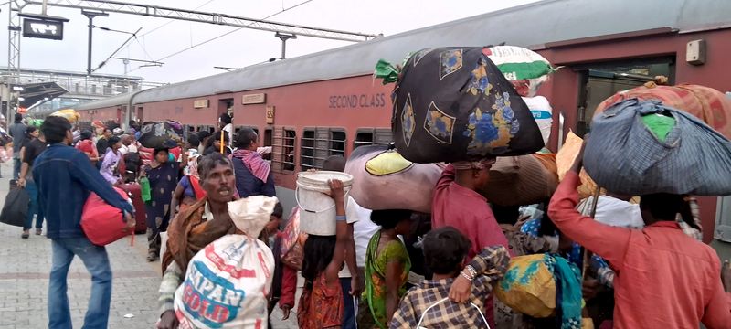 Huge crowd of passengers at Muzaffarpur Junction