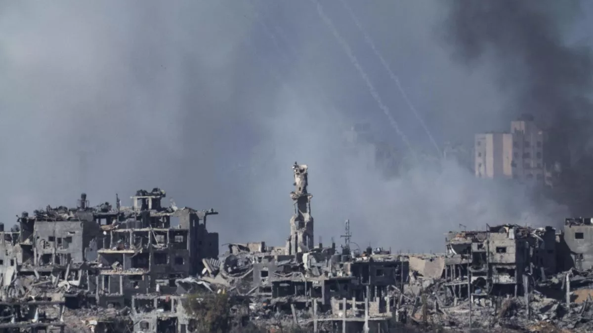 Israeli troops surround Gaza's main hospital