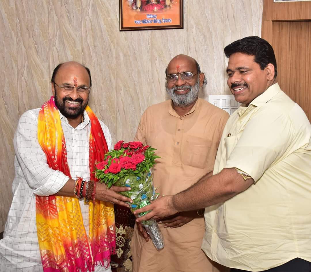 Higher Education and District In-charge Minister Yogendra Upadhyay was welcomed and greeted at Dr. Pawan Sanwai's residence in Deoband by tying a sash and presenting a flower bouquet