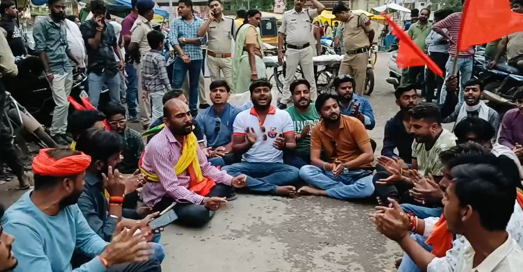 Bajrang Dal protests against liquor shop in Katni