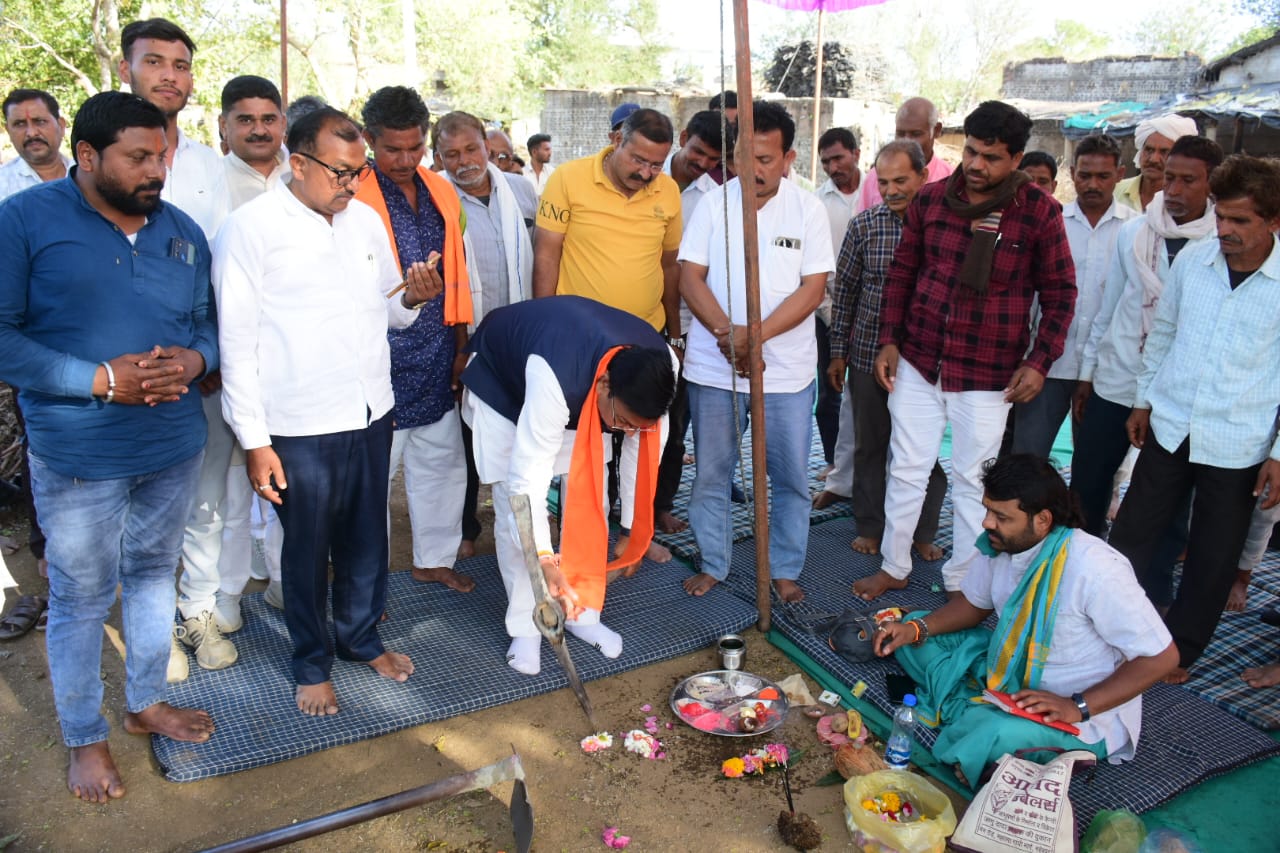 Lok Sabha MP Gajendra Singh Patel performed Bhoomi Pujan of community buildings