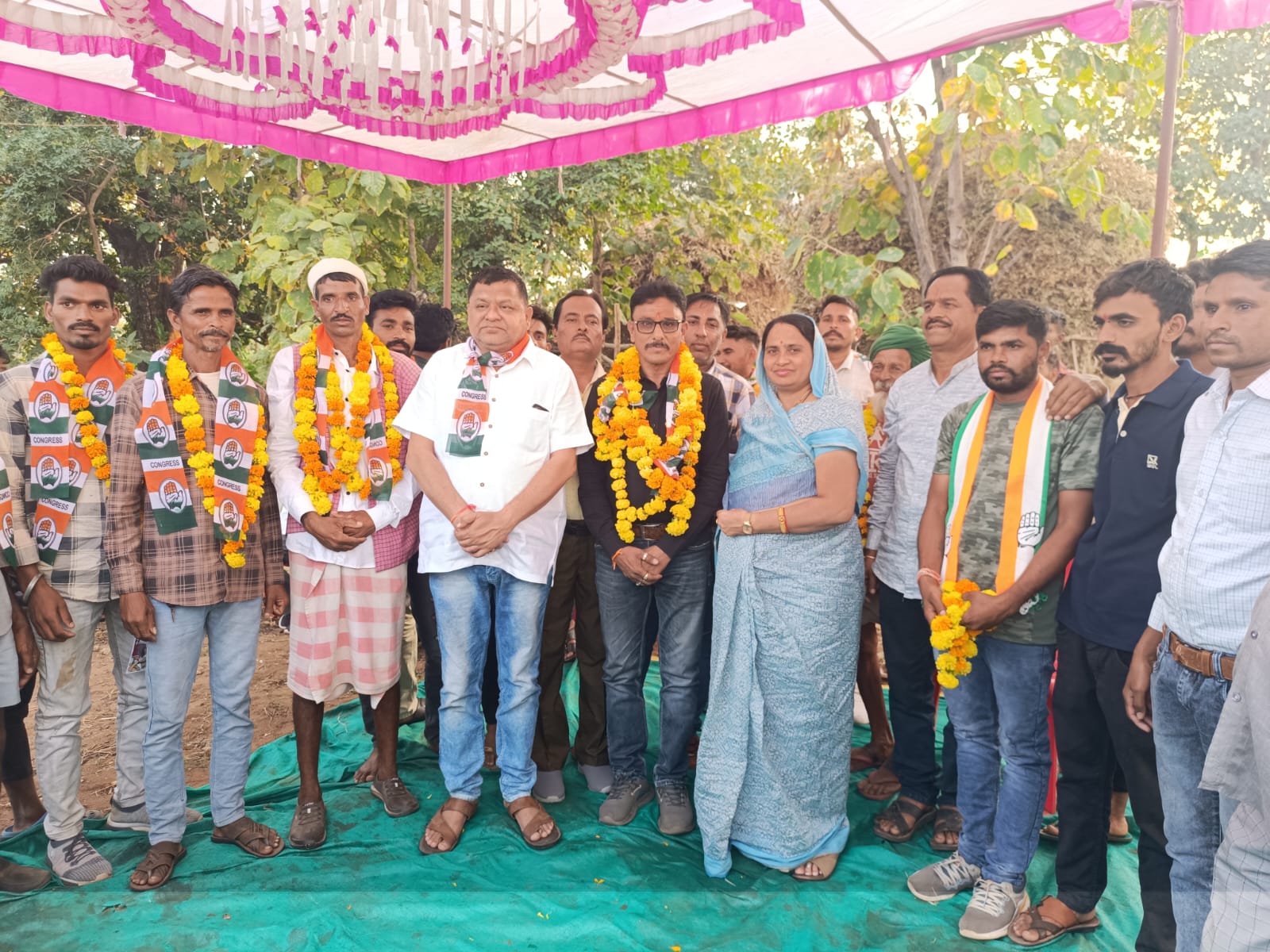 Hundreds of workers, including former MLA representative, join Congress in Khandala, Alirajpur