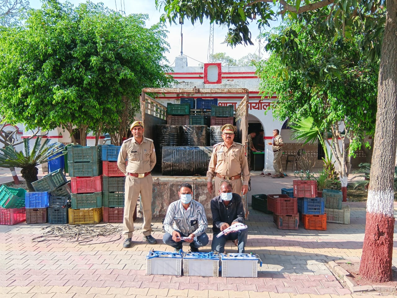 Police arrested two vicious thieves who committed theft by tearing shutters of shops