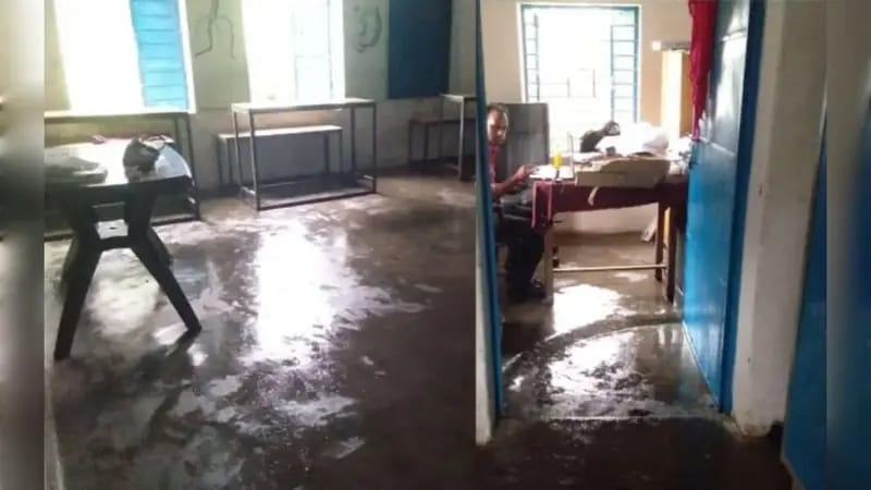 Children forced to study in a ruined school in Ballia Badi of Anuppur