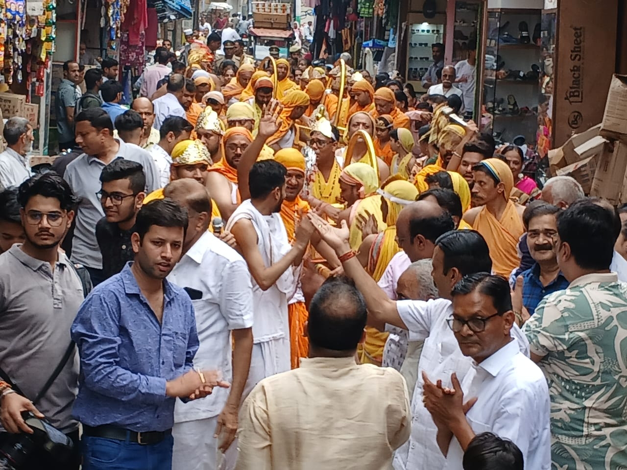Jain community took out a grand Jalkalash Yatra