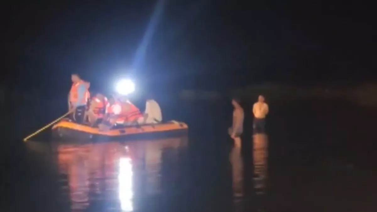 Khandwa: Tractor falls into river during Durga idol immersion