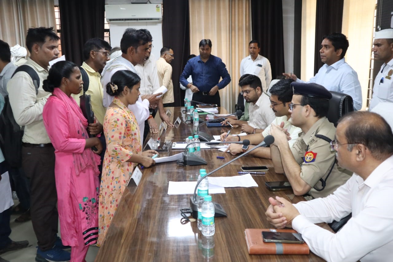 DM heard the problems in the Sampoorna Samadhan Diwas organized in Tehsil Sadar