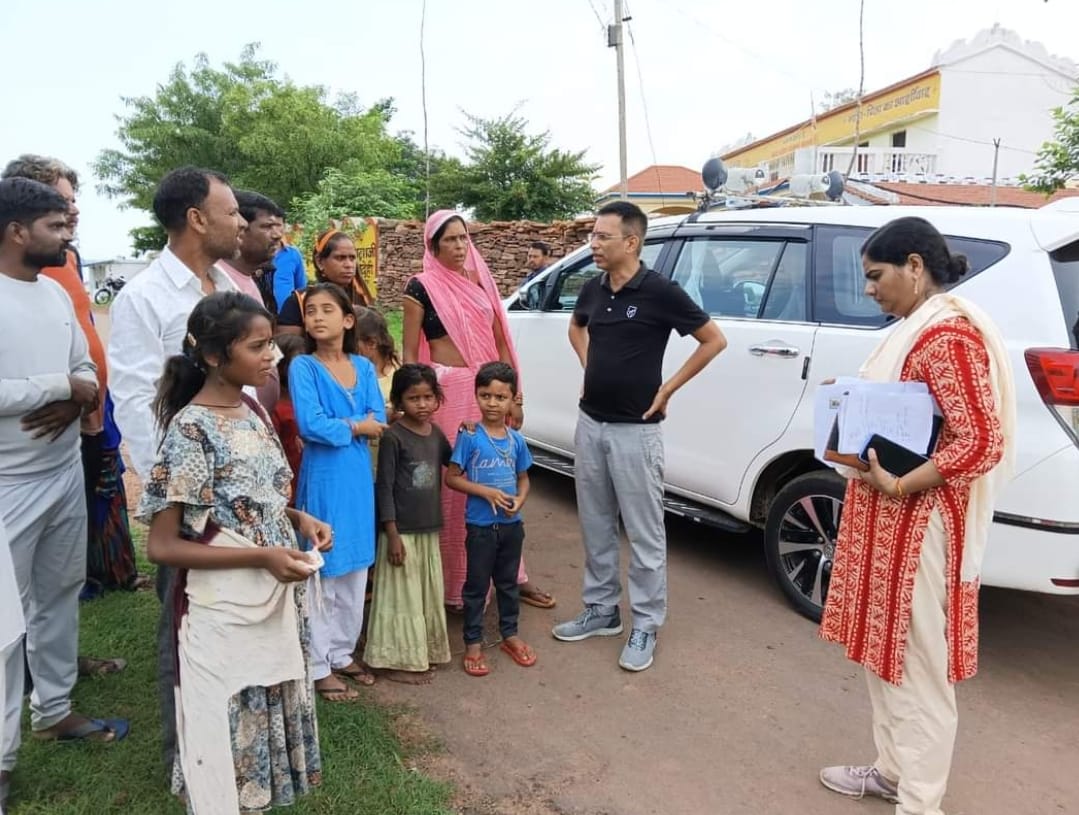 Collector reached village Bamhori Mall, inspected Taradehi Health Center