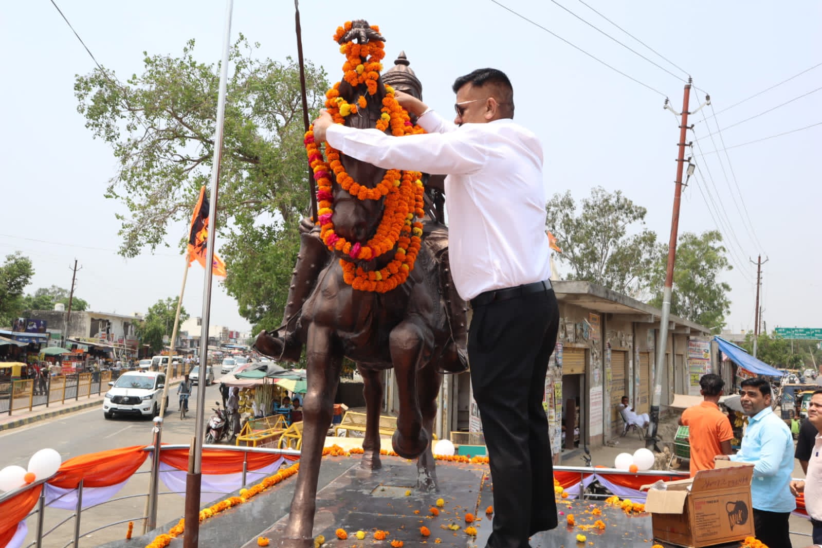 District Magistrate garlanded the statue of Maharana Pratap