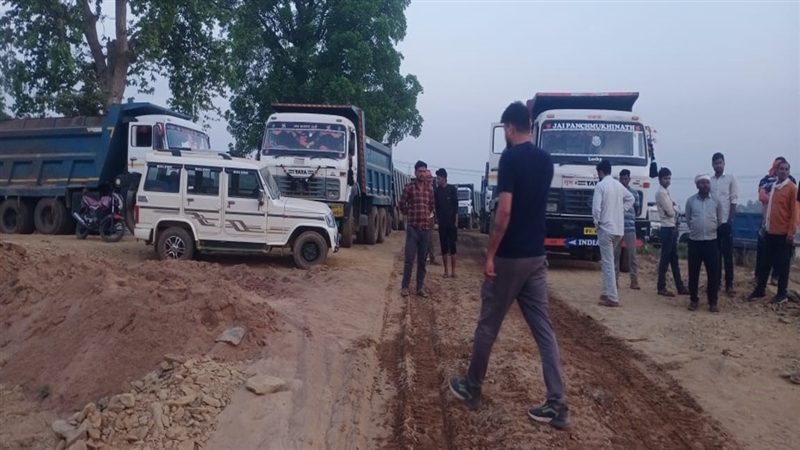 Smuggling of golden sand of Son amidst political protection