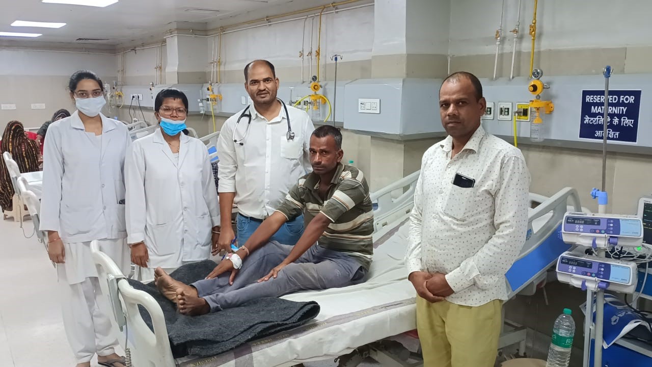 Paralysis patient stood on his feet in three hours due to the efforts of Doctor Maurya