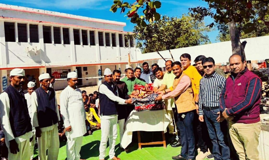 धार जिला जेल में बंदियों को कंबल वितरण किया गया