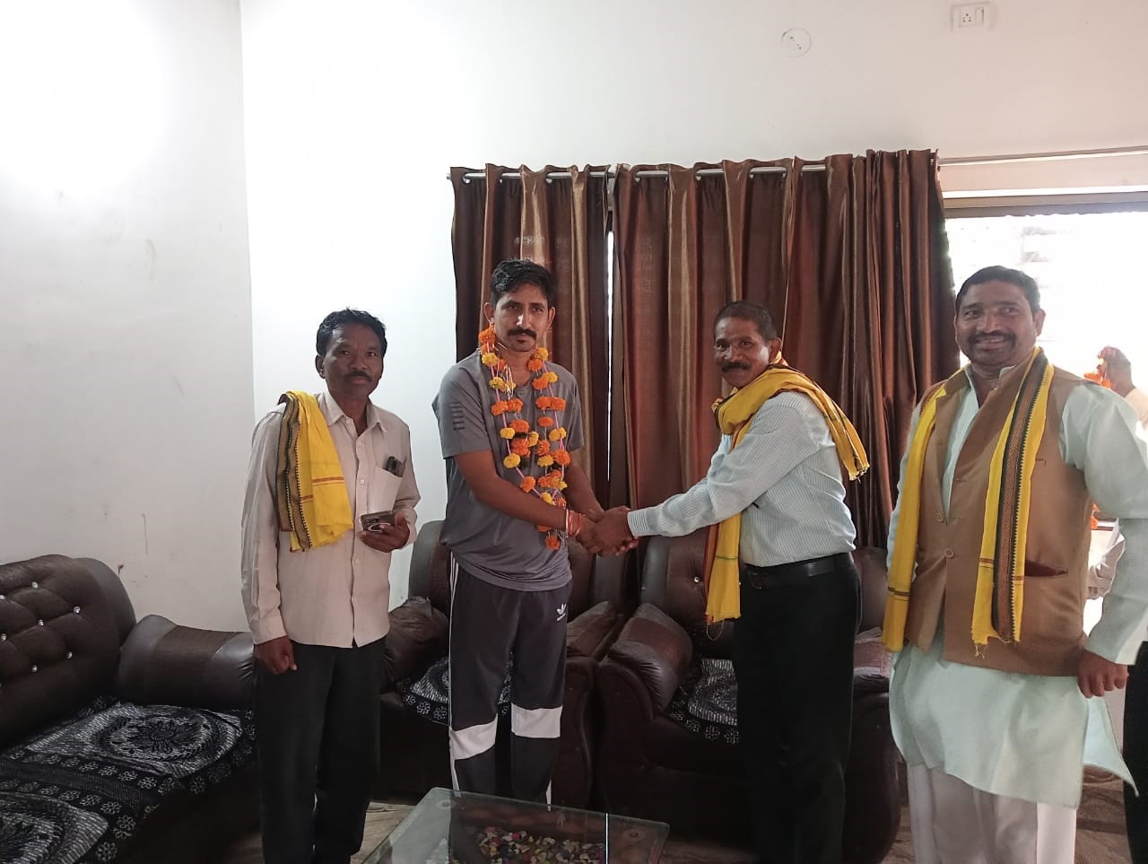 District President of Bharat Adivasi Party handed over a letter to MP Rajkumar Roat