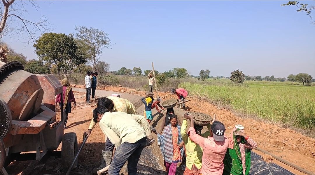 Panna's Ajaygarh Padraha Water Resources Department is building a canal with poor material