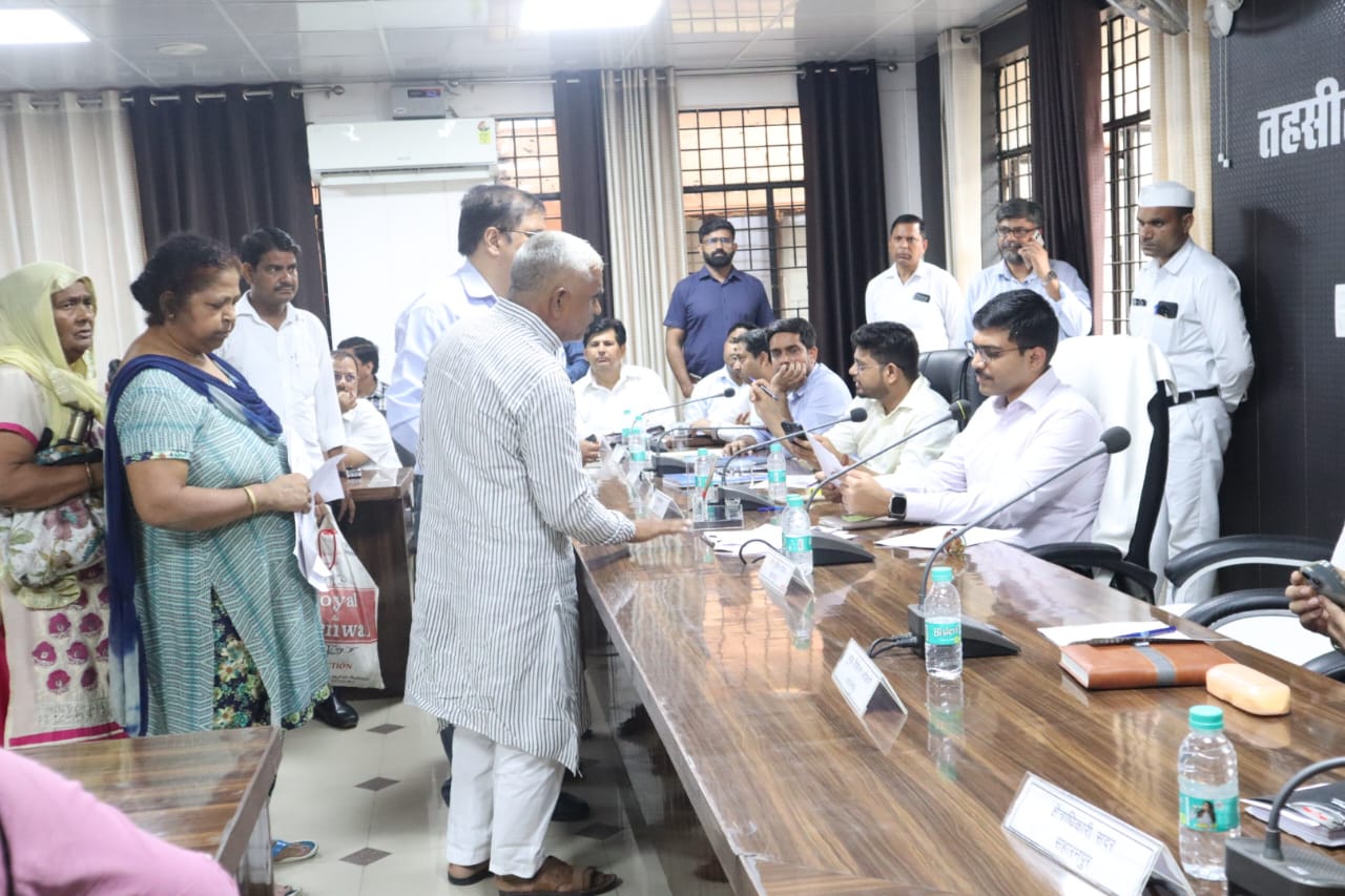 DM heard the problems in the Sampoorna Samadhan Diwas organized in Tehsil Sadar