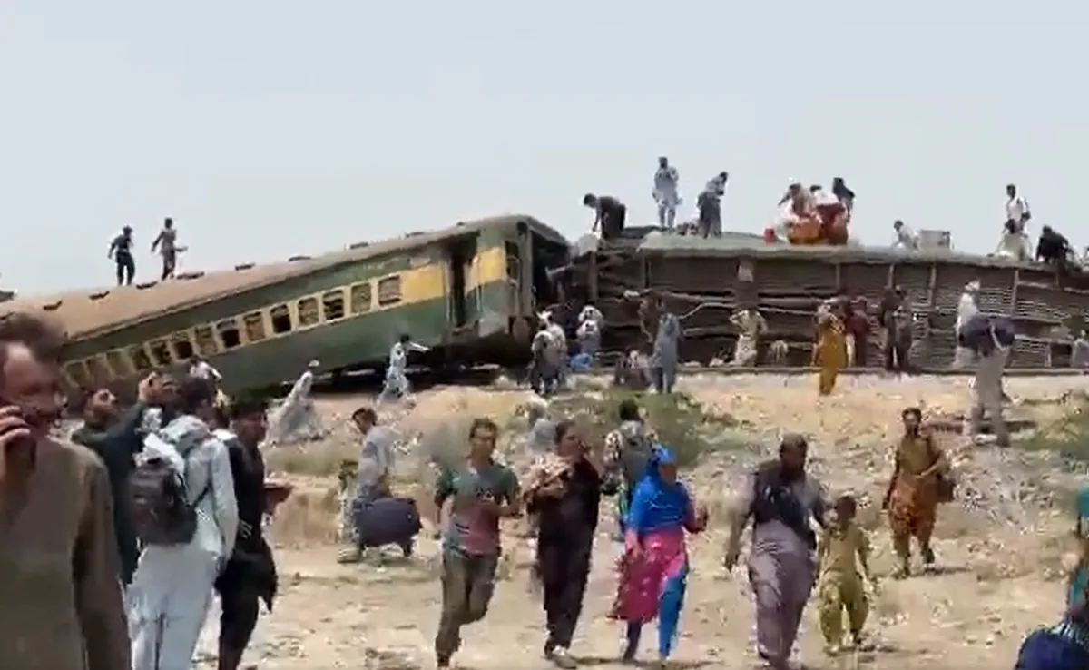 Big train accident in Pakistan, train derailed