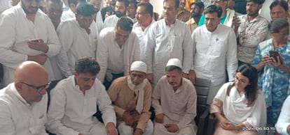 A delegation led by Congress State President Ajay Rai met the family of two brothers from Lakhnauti who were killed by a mob in Raipur, Chhattisgarh