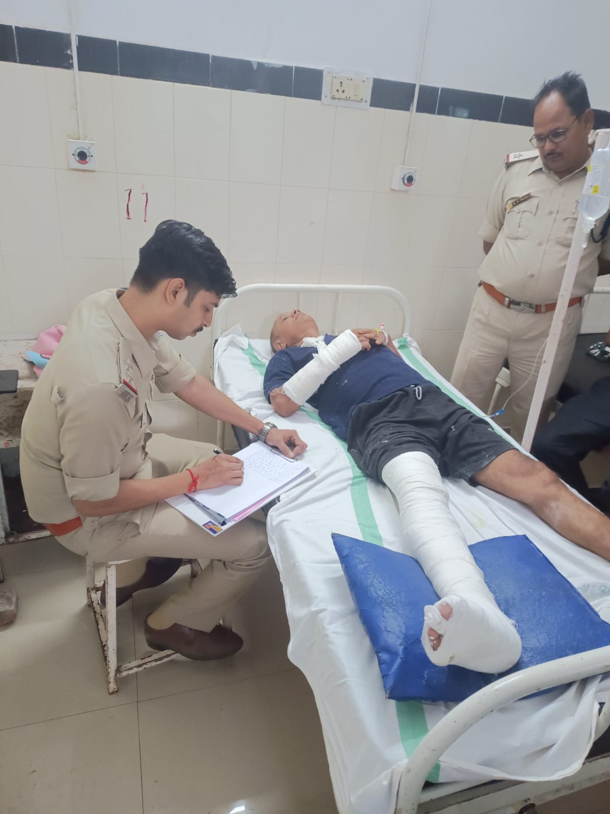 Now the advocate was beaten, his hand was broken, sand traders were beaten