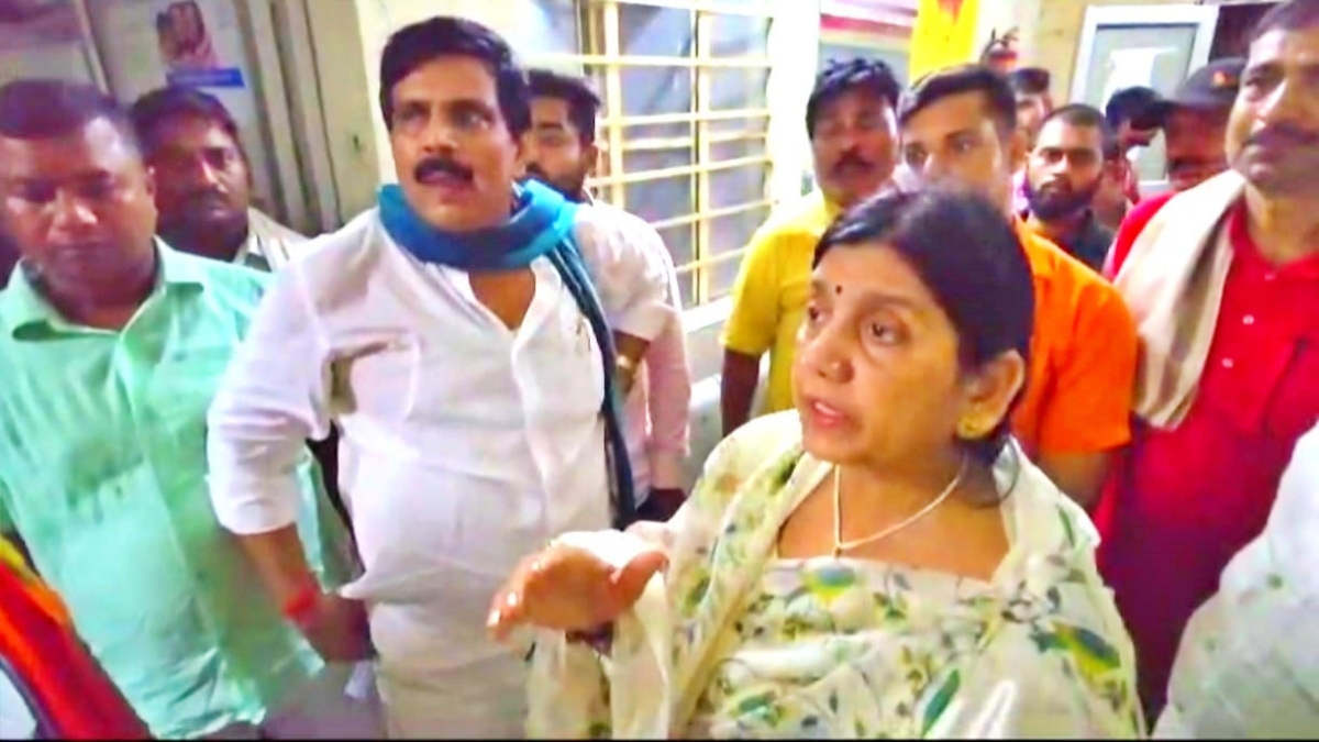 Anand Mohan inspected the hospital with his MP wife