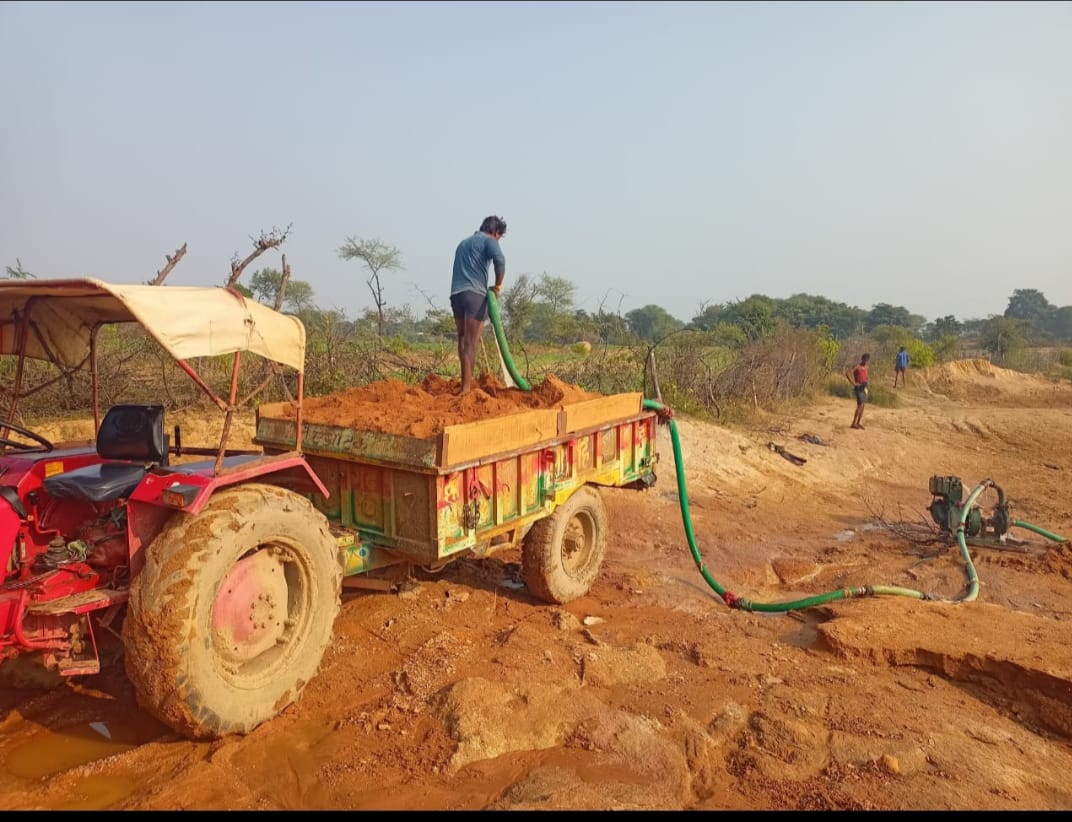 Illegal excavation going on in Chaparan under the protection of Kakunpura outpost in-charge in Harpalpur, Chhattarpur